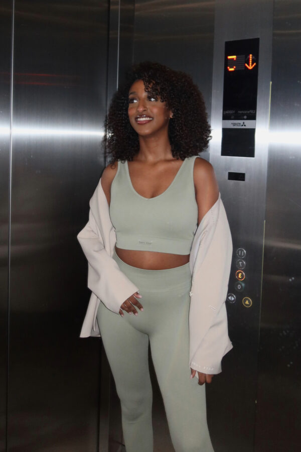 THE SEAMLESS ACTIVE TOP ARMY GREEN