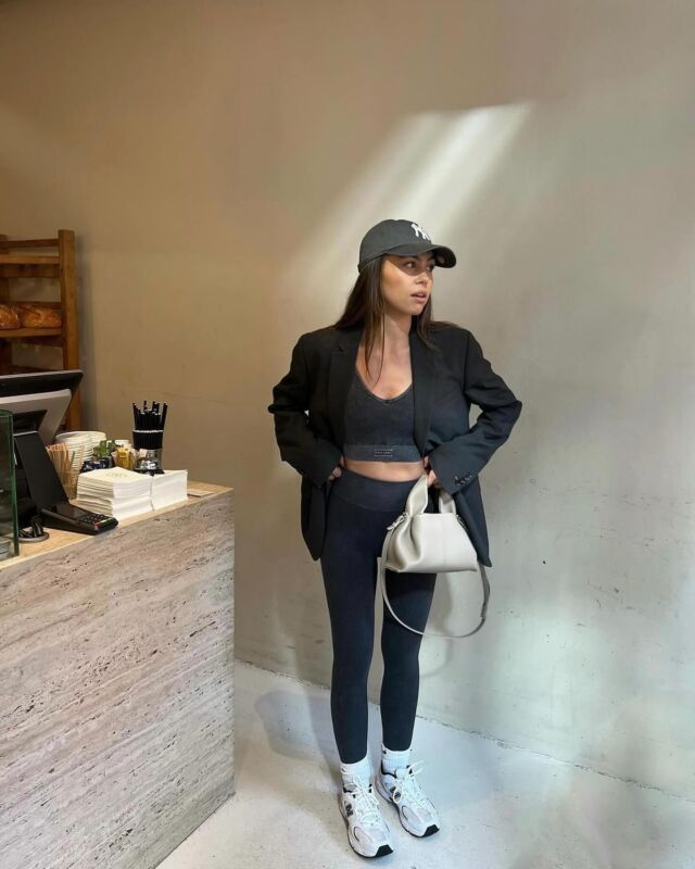 Sophie wearing the KATE JUNE activewear set in grey dark 🤍

Also available in army green and soon in sand 💌 

#KATEJUNE #yourKJ #newcollection